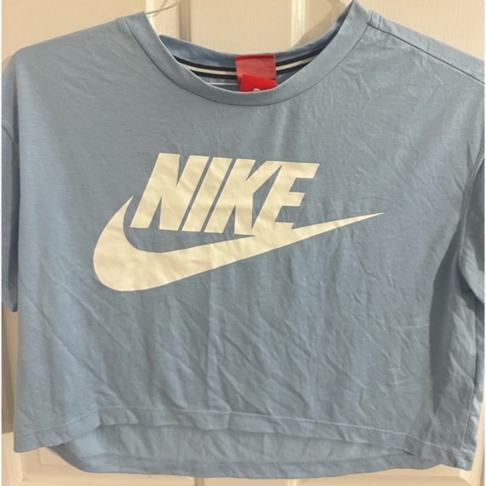 Women’s Nike crew shirt. Carolina blue. Size medium. - Picture 3 of 5